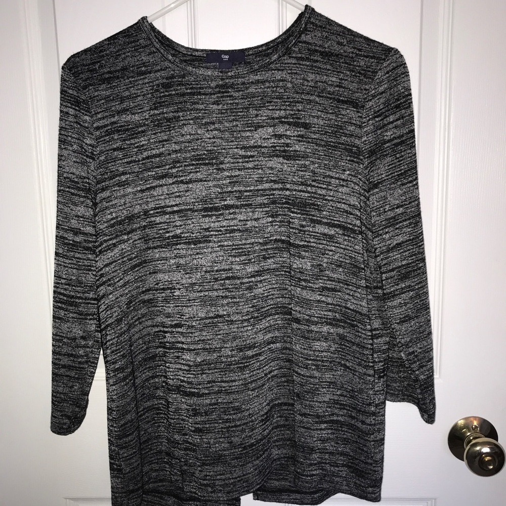 GAP- black and white top